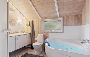 Shower, hair dryer - Gorgeous home in Fårevejle with sauna (Fårevejle)