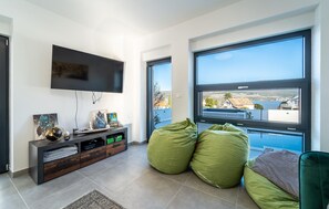 Smart TV - Beach front home in Pridraga (Pridraga)