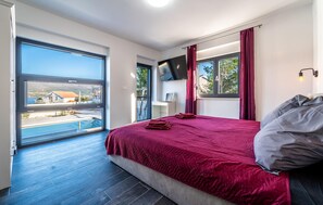 3 bedrooms, travel cot, free WiFi, bed sheets - Beach front home in Pridraga (Pridraga)