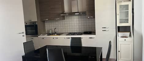 Cookware/dishes/utensils, spices