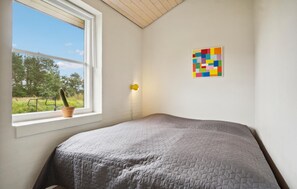4 bedrooms, travel cot, free WiFi - 4 bedroom stunning home in Knebel (Knebel)