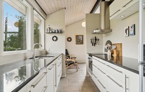 Fridge, oven, stovetop, dishwasher - 4 bedroom stunning home in Knebel (Knebel)