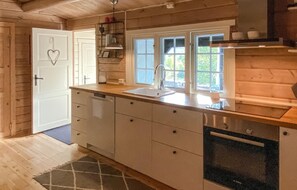 Frigorífico, horno, placa de cocina y lavavajillas