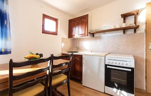 Fridge, oven, stovetop, cookware/dishes/utensils