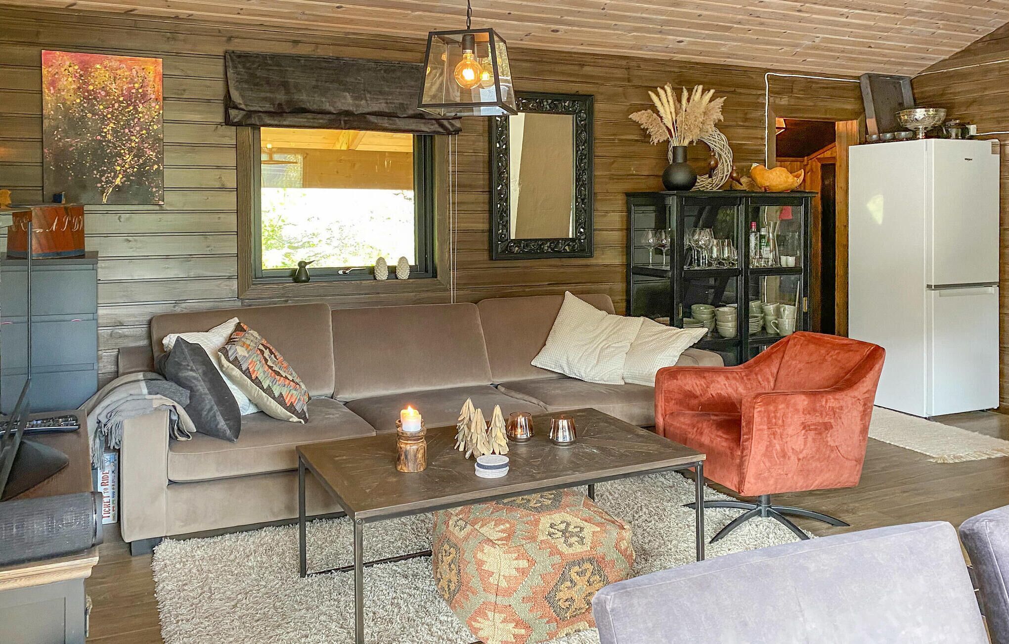 Una Smart TV, una chimenea, un reproductor de DVD