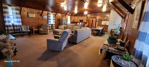 Smart-TV, bøker og stereoanlegg