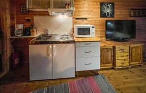 Refrigerador, microondas, parrilla de estufa y cafetera y tetera 