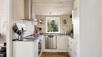 Refrigerador, parrilla de estufa, lavavajillas y cafetera y tetera