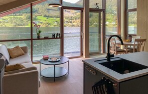TV, fireplace - 2 bedroom cozy home in Straumgjerde (Straumgjerde)