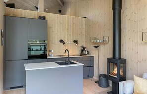 Kjøleskap, kokeplater, oppvaskmaskin og kaffetrakter/tekoker