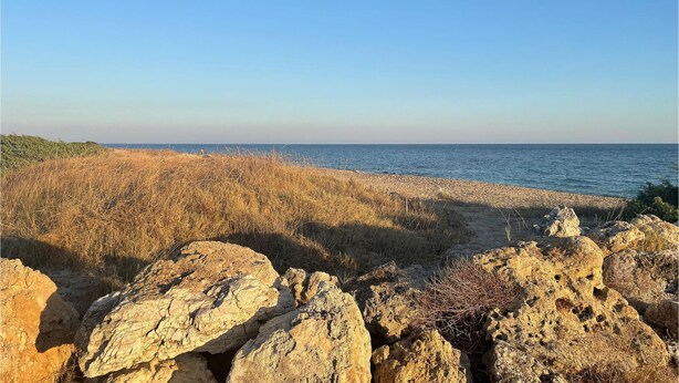 A coastal landscape with rocky terrain and a clear view of the sea. - Beautiful home in Torre Colimena with WiFi (Torre Colimena)