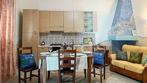 A compact living space with a kitchen, dining area, and seating area. - Beautiful home in Torre Colimena with WiFi (Torre Colimena)