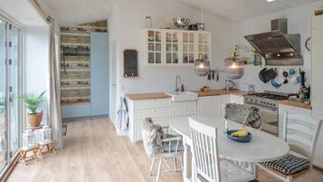 Een koelkast, een kookplaat, een vaatwasser