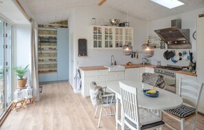 Frigorífico, placa de cocina, lavavajillas y utensilios de cocina
