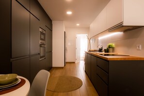 Fridge, microwave, oven, stovetop - Carmo House - One-bed room Apartment (Faro)