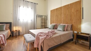 A bedroom with a bed, a bench, a bedside table, a lamp, and a wooden slat wall. - 1 bedroom pet friendly apartment in Trappeto (Trappeto)