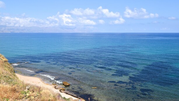 A coastal landscape with clear blue waters, sandy beach, and rocky outcrops. - 1 bedroom pet friendly apartment in Trappeto (Trappeto)