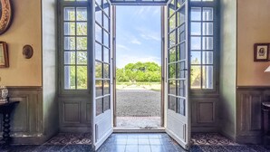Una habitación con un amplio ventanal que da a un jardín.