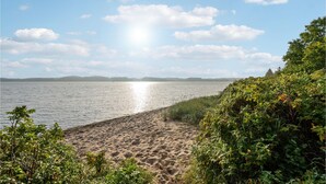 Une plage dotée d’un rivage sablonneux et d’une végétation luxuriante.