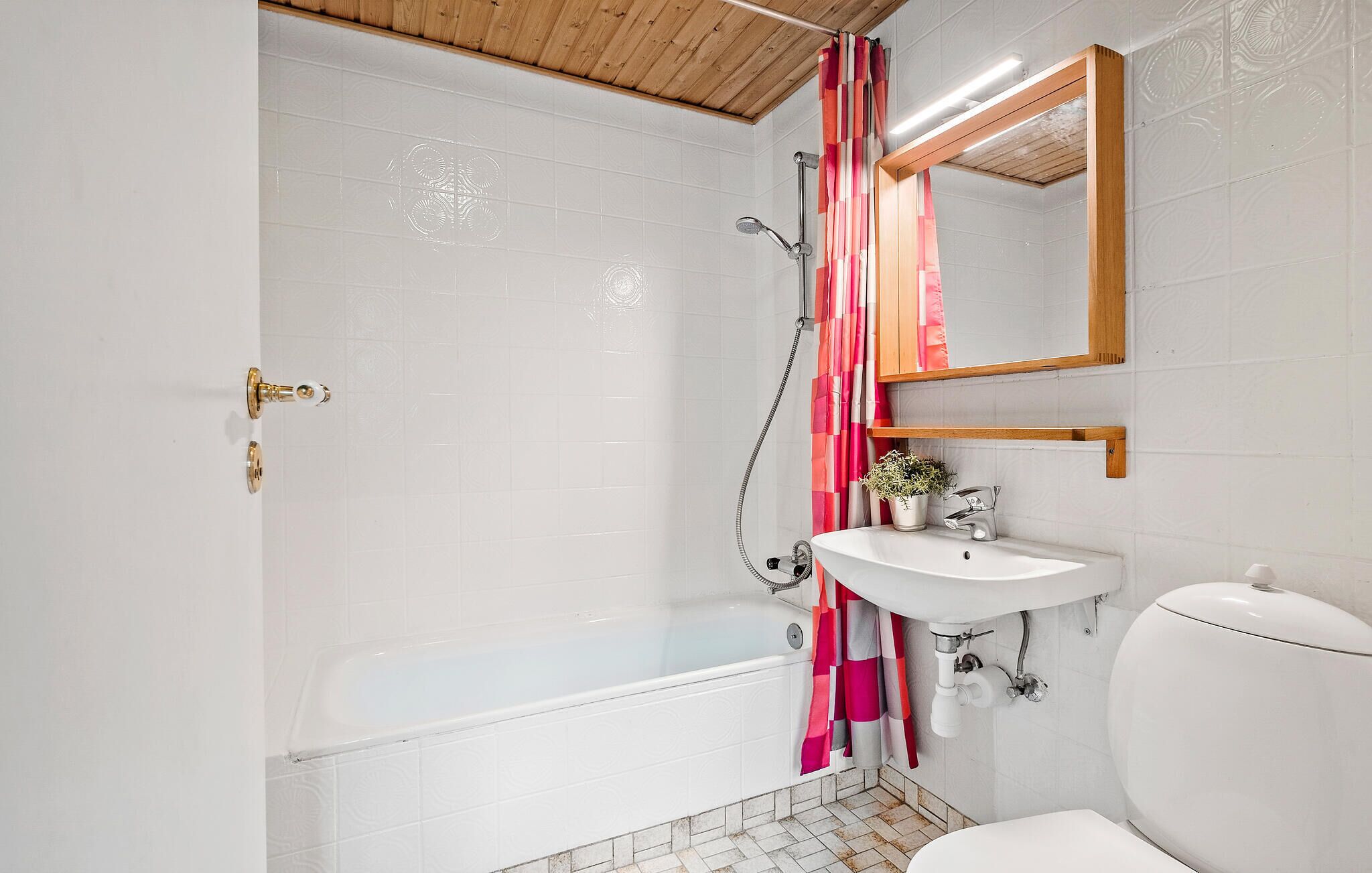 Une salle de bain avec une baignoire, un lavabo et des toilettes.