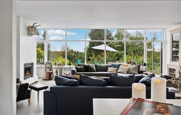 Smart TV, chimenea, futbolito y estéreo