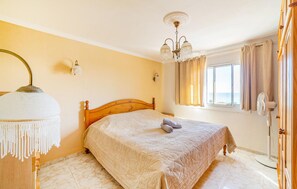 5 bedrooms, travel crib, free WiFi - Stunning home in Alcanar with WiFi (Alcanar)