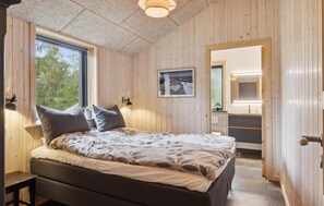 4 bedrooms, iron/ironing board, travel crib, free WiFi - Gorgeous home in Højby with sauna (Højby)