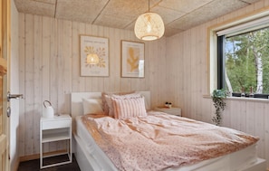 4 habitaciones, tabla de planchar con plancha y cuna de viaje 