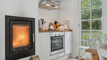 KylskÄp, spishÀll, diskmaskin och kaffe- och tebryggare