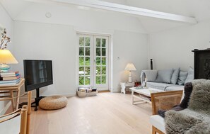 TV, fireplace, DVD player