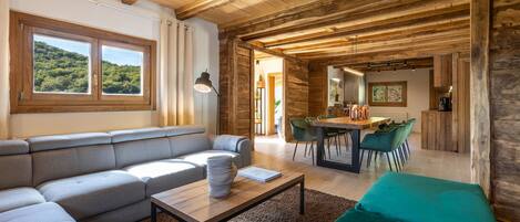 Smart-TV, Kamin, Tischfußball, Tischtennisplatte