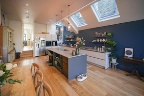House | Private kitchen | Fridge, microwave, oven, stovetop
