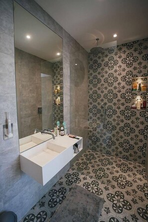 House | Bathroom | Shower, towels - Stunning Modern 5-bed House in Central London (London)