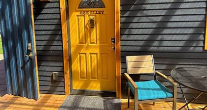 OAK ALLEY High End, Huge Kitchen, Sauna, Private, Locked Patio for bikes.