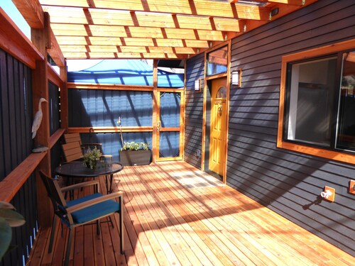 OAK ALLEY High End, Huge Kitchen, Private, Locked Patio. EV charging available.