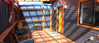 OAK ALLEY High End, Huge Kitchen, Private, Locked Patio. EV charging available.