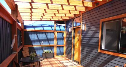 OAK ALLEY High End, Huge Kitchen, Private, Locked Patio. EV charging available.