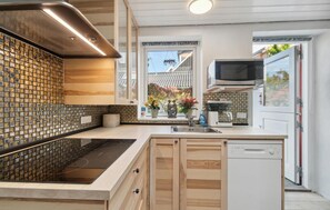 Kjøleskap, kokeplater og kaffetrakter/tekoker