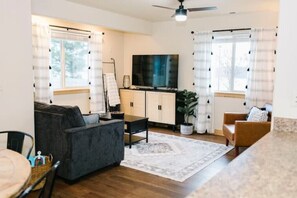 TV connectée, table de tennis de table, livres