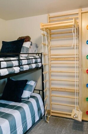 3 bedrooms, desk, iron/ironing board, travel crib