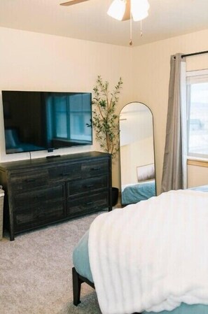 3 bedrooms, desk, iron/ironing board, travel cot