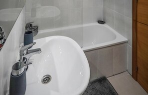 Bathtub, hair dryer - Lovely apartment in Balsicas with outdoor swimming pool (Balsicas)