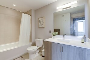 Deluxe Apartment | Bathroom | Rainfall showerhead, towels, soap, shampoo