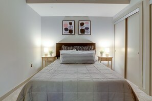 Deluxe Apartment | 2 bedrooms, desk, blackout drapes, iron/ironing board