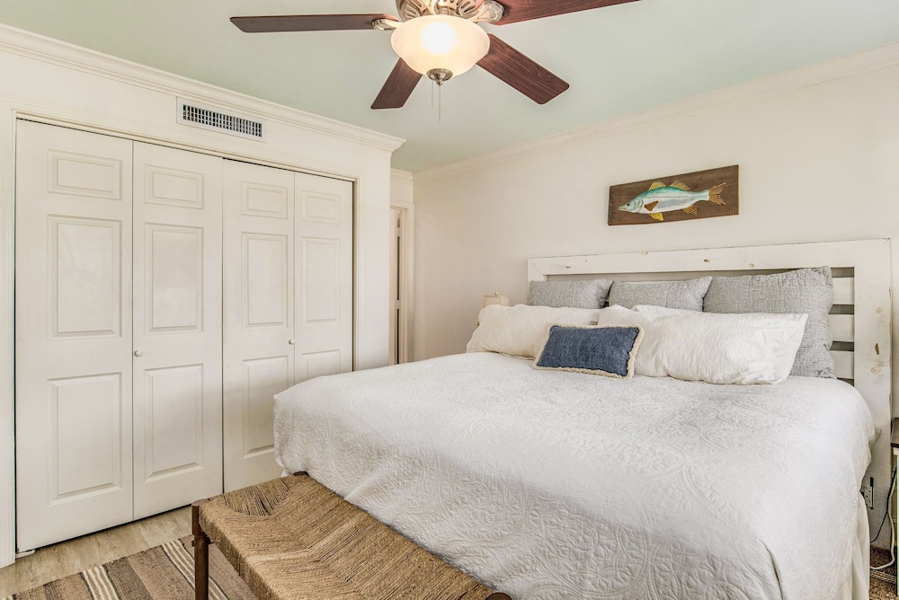 Walk to Florabama from Renovated Ground Floor 2Bd2Ba w/ Pickleball