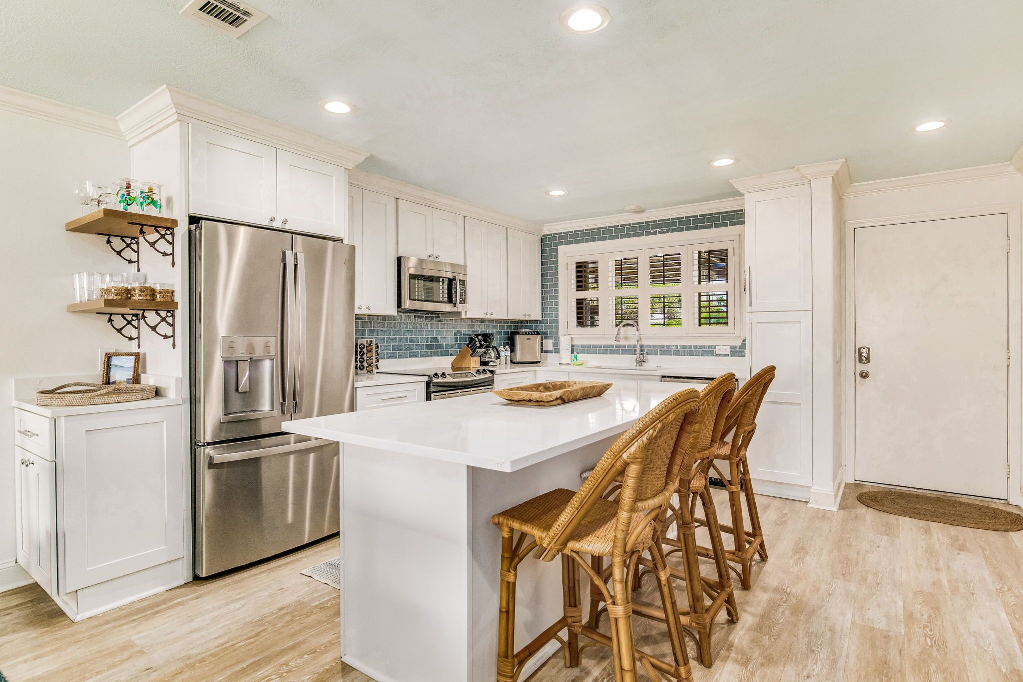 冷蔵庫、電子レンジ、オーブン、コンロ