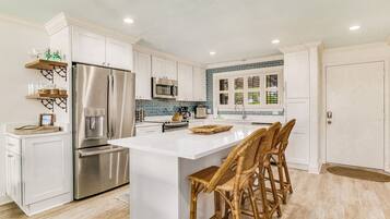 Een koelkast, een microgolfoven, een oven, een kookplaat