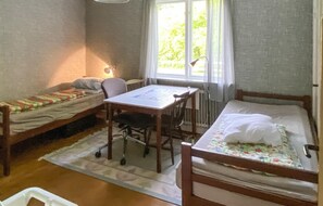6 bedrooms, travel crib