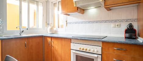 Réfrigérateur, un four, surface de cuisson, lave-vaisselle