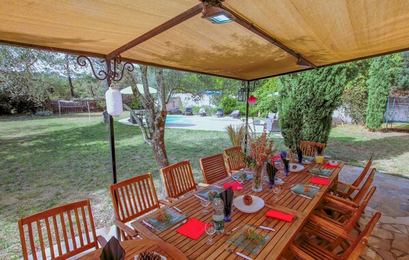 Outdoor dining - Gorgeous home in Aubenas (Aubenas)